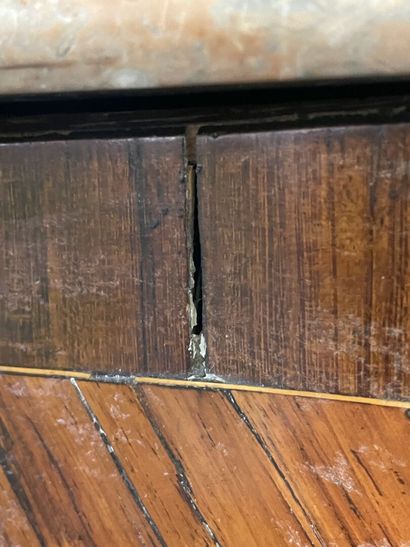 Chest of drawers in satinwood and amaranth,...
