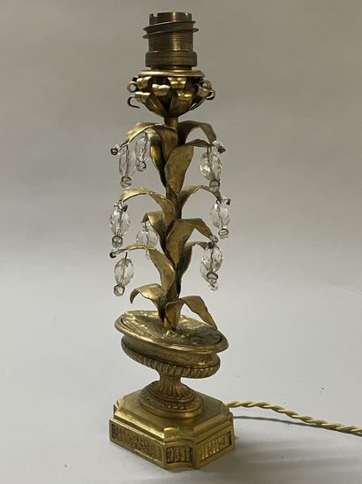 Paire de flambeaux en bronze, et pampilles,...