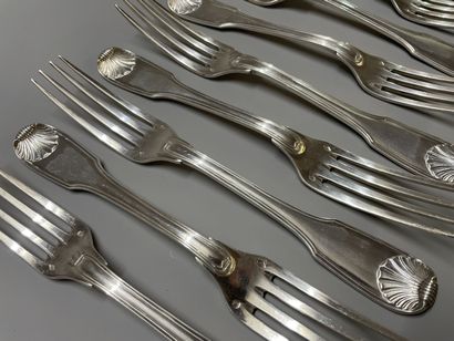 Douze couverts de table en argent modèle...