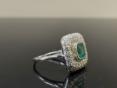 Bague en or gris , plateau carré, serti au...