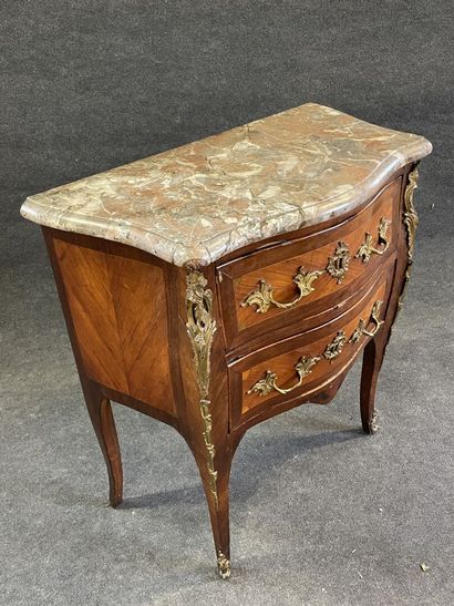 Chest of drawers in satinwood and amaranth,...