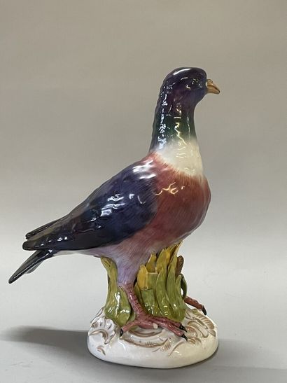 VIENNA 19TH CENTURY
Pigeon in porcelain,...