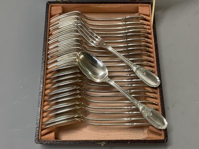 Suite de douze couverts à entremets en argent,...