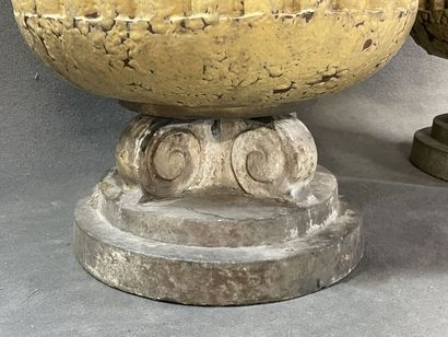 Paire de jardinières monumentales en terre...