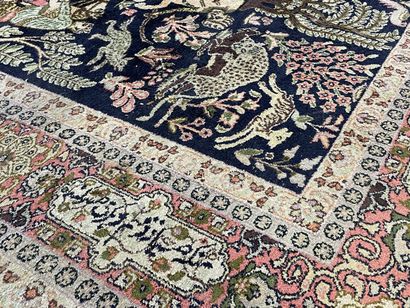 Ghoum carpet in silk and wool.
220 x 155...