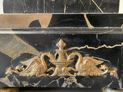 Paire de vases néo-classique en marbre veiné,...