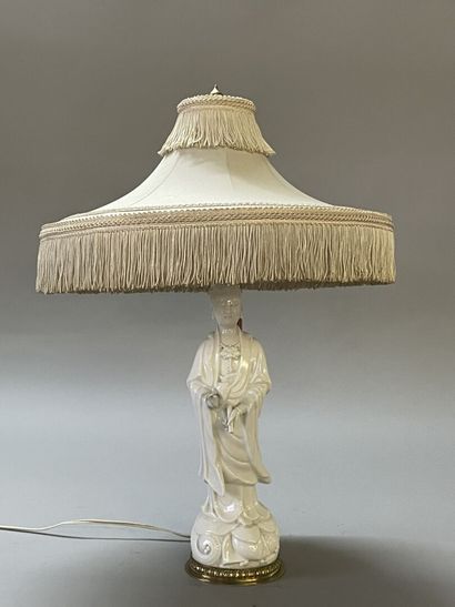 Statuette en porcelaine blanche de Chine...