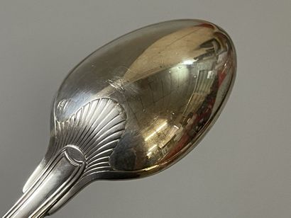 Douze couverts de table en argent modèle...