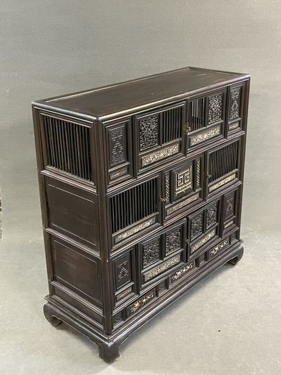 Cabinet en bois exotique à incrustations...