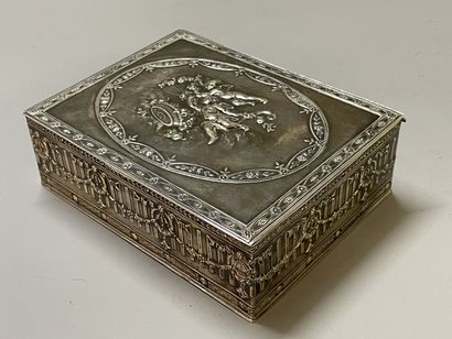 Coffret en argent repoussé à décor de putti,...