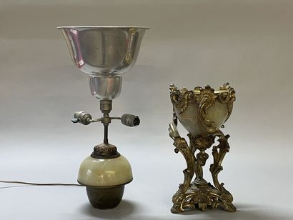Lampe marbre ovoide, et monture bronze doré...
