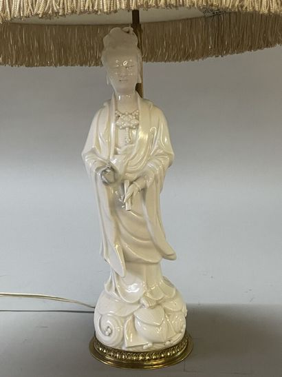 Statuette en porcelaine blanche de Chine...