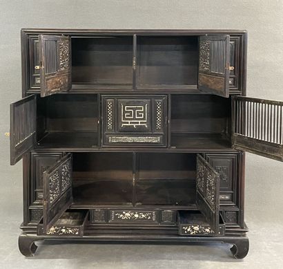 Cabinet en bois exotique à incrustations...