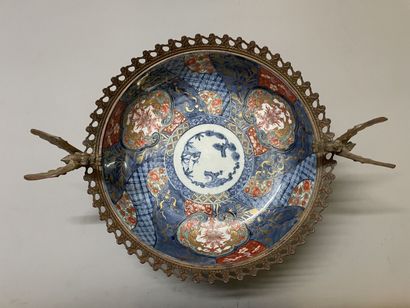 Coupe en porcelaine japonaise, décor Imari,...