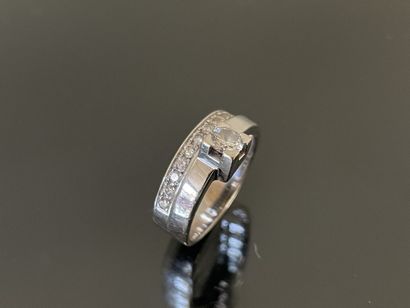 Bague moderne en or gris ligne de diamants...