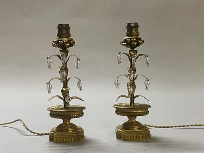 Paire de flambeaux en bronze, et pampilles,...