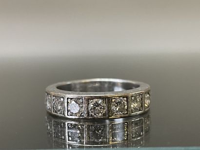 CARTIER: Bague tank en or gris sertie de...