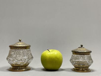 ODIOT Orfèvre.
Deux pots de toilette en cristal...