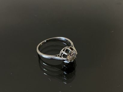 Solitaire en platine, serti d'un diamant...