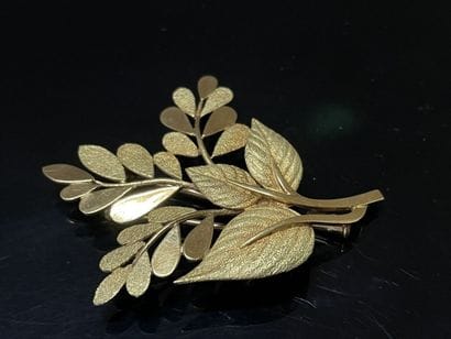 HERMES Broche feuillage en or brillant et...