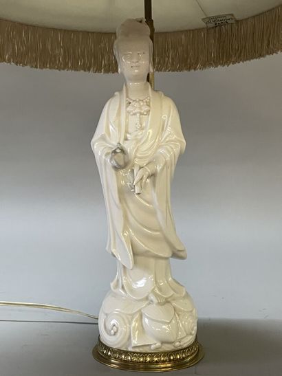 Statuette en porcelaine blanche de Chine...