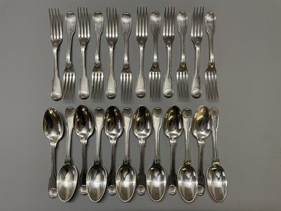 Douze couverts de table en argent modèle...