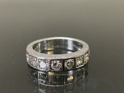 CARTIER: Bague tank en or gris sertie de...