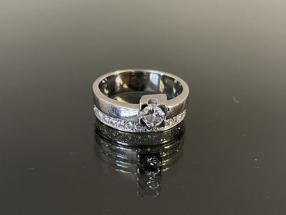 Bague moderne en or gris ligne de diamants...
