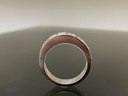 CARTIER: Bague tank en or gris sertie de...