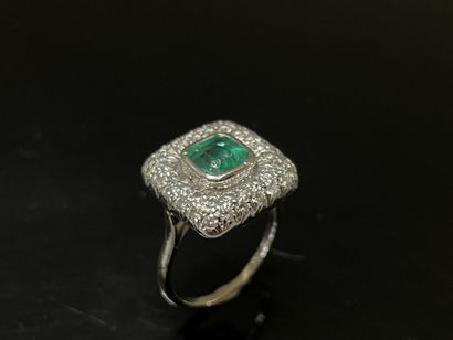 Bague en or gris , plateau carré, serti au...
