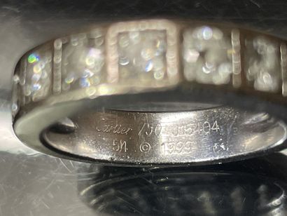 CARTIER: Bague tank en or gris sertie de...