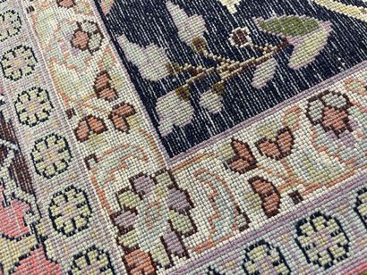 Ghoum carpet in silk and wool.
220 x 155...