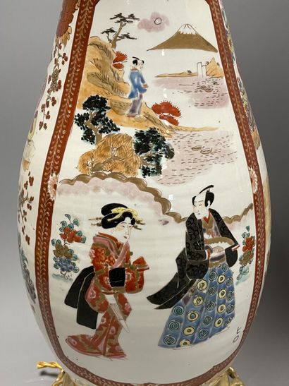Paire de lampes à pétrôle en porcelaine du...