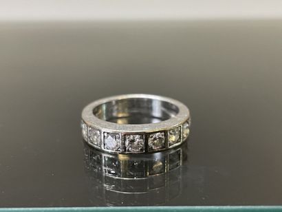 CARTIER: Bague tank en or gris sertie de...