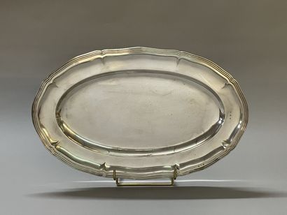 Plat ovale à contour Louis XV, en argent...