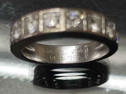 CARTIER: Bague tank en or gris sertie de...