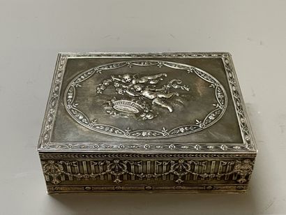 Coffret en argent repoussé à décor de putti,...