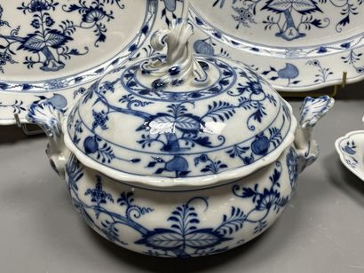 MEISSEN Large porcelain dinner service, onion...