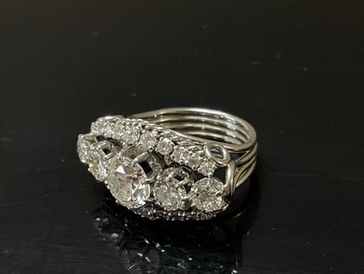 Importante bague en platine sertie de diamants.
Diamant...