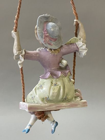 Jeune fille sur une balançoire
Statuette...