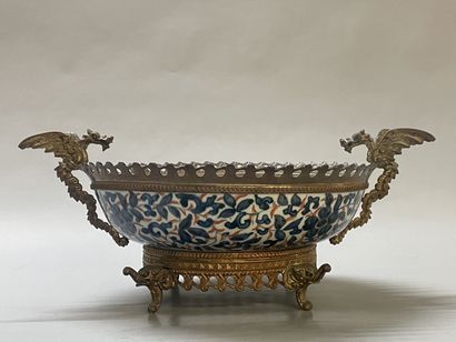 Coupe en porcelaine japonaise, décor Imari,...