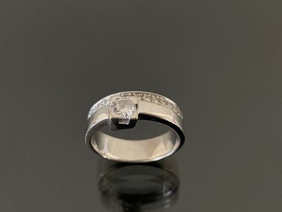 Bague moderne en or gris ligne de diamants...