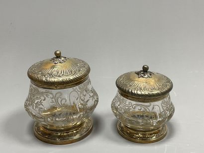 ODIOT Orfèvre.
Deux pots de toilette en cristal...