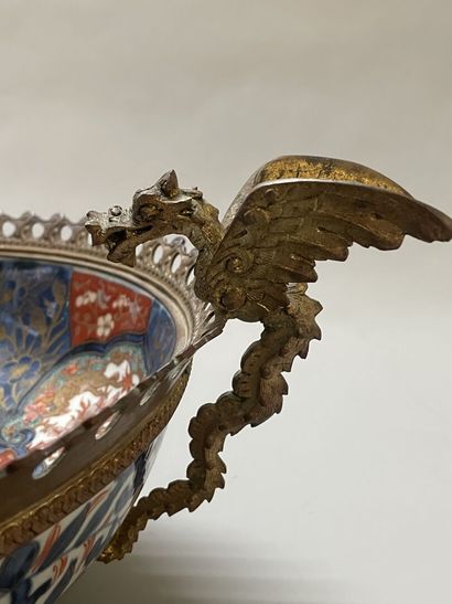 Coupe en porcelaine japonaise, décor Imari,...