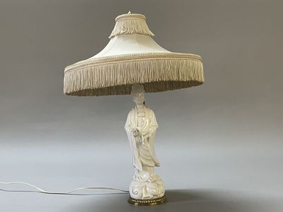 Statuette en porcelaine blanche de Chine...