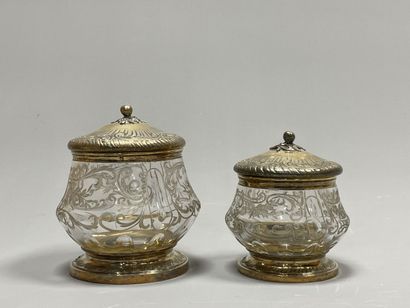 ODIOT Orfèvre.
Deux pots de toilette en cristal...