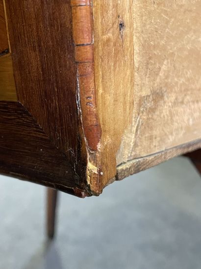 Chest of drawers in satinwood and amaranth,...