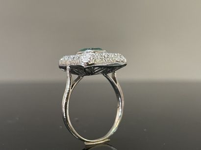 Bague en or gris , plateau carré, serti au...