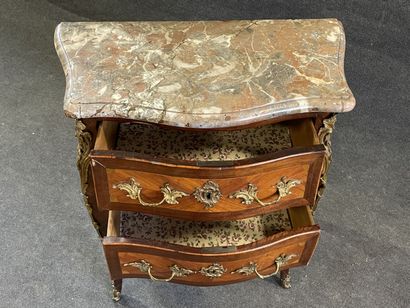 Chest of drawers in satinwood and amaranth,...