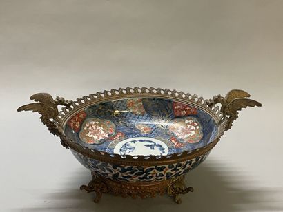 Coupe en porcelaine japonaise, décor Imari,...
